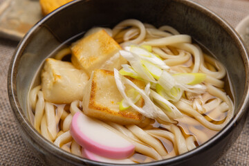 木製のテーブルの上に置かれた力うどん