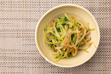器に盛られたもやしと豆苗の和物