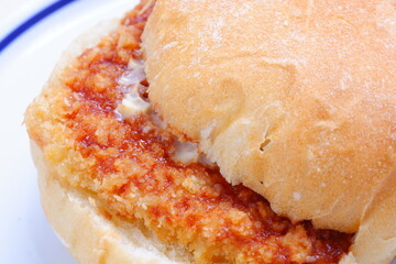 オーストリア発祥のロールパン、カイザーゼンメルに、ハムカツを挟んだサンドイッチ
