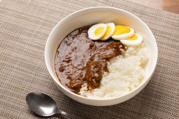 輪切りのゆで卵をそえたカレーライス