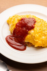 白い皿の上に乗せられたオムライス