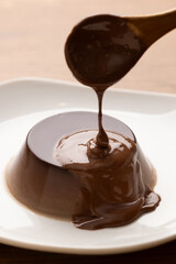 白いお皿の上に乗せられたチョコレートプリン