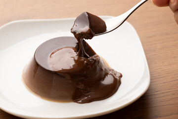 白いお皿の上に乗せられたチョコレートプリン