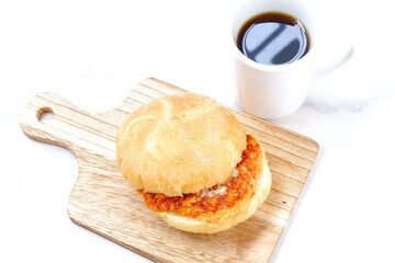 オーストリア発祥のロールパン、カイザーゼンメルに、ハムカツを挟んだサンドイッチと、淹れたてのコーヒー
