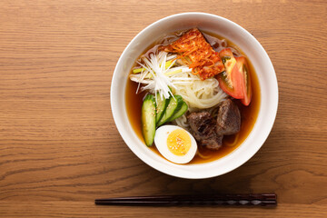 木製のテーブルの上に置かれた冷麺