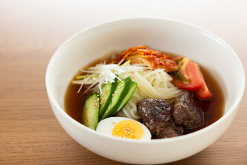 木製のテーブルの上に置かれた冷麺