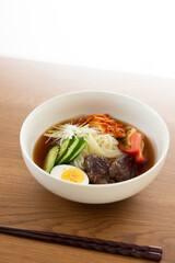 木製のテーブルの上に置かれた冷麺