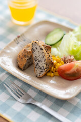 朝日が差し込む窓辺に置かれた朝食