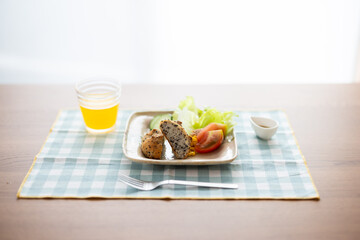 朝日が差し込む窓辺に置かれた朝食