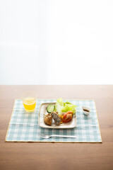 朝日が差し込む窓辺に置かれた朝食