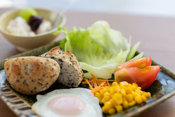 朝日が差し込む窓辺に置かれた朝食