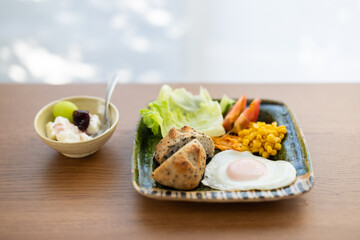 朝日が差し込む窓辺に置かれた朝食