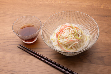 透明の器に盛られたそうめん