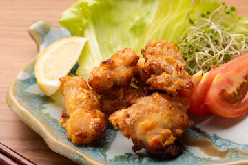 お皿に盛られた唐揚げと色とりどりのサラダ