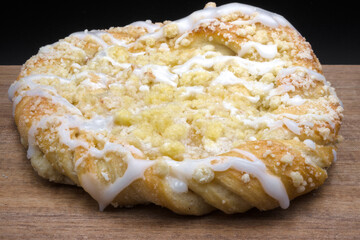 Confectionery, yeast cake with crumble
