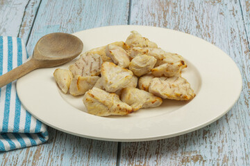 morceaux de poulet cuit dans une assiette