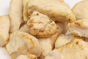 morceaux de poulet cuit, isolé sur un fond blanc
