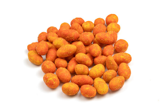 tas de cacahu&eacute;tes enrob&eacute;es, en gros plan, sur un fond blanc