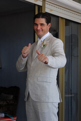 Novio preparado para ir a la ceremonia de su boda con los pulgares hacia arriba, España