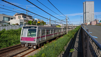 Fototapeta premium 郊外住宅地を走る電車