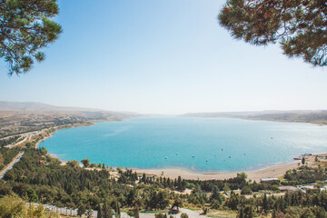 Obraz premium beautiful natural landscape of reservoir lake tbilisi sea in georgia