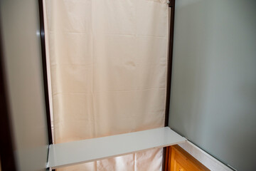 Isoloir : cabine avec des rideaux placée dans les salles de vote et où l'électeur s'isole pour préparer son bulletin de vote afin de garantir le secret du scrutin.