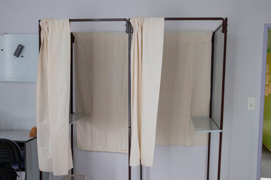 Isoloir : cabine avec des rideaux plac&eacute;e dans les salles de vote et o&ugrave; l'&eacute;lecteur s'isole pour pr&eacute;parer son bulletin de vote afin de garantir le secret du scrutin.