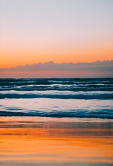 Obraz premium Vibrant Sunset Horizons: A Majestic Evening Sky and Scenic Landscape