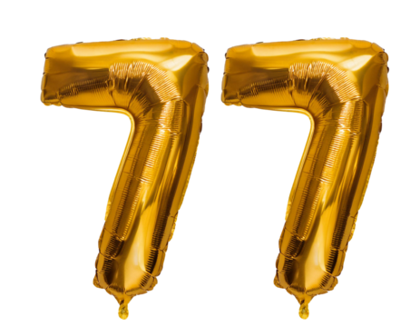 Luftballons aus den Zahlen 77 isoliert auf weißen Hintergrund, Freisteller 
