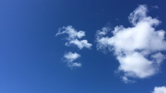 Time lapse de un bonito cielo azul donde corren algunas nubes. Nubes en formaci&oacute;n continua en un d&iacute;a soleado.
