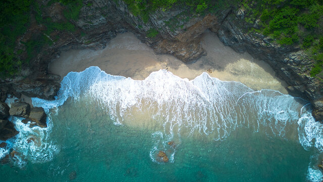 Mar turquesa que quiz&aacute; no es el m&agrave;s bello, pero un drone toma esta foto captando el misterio de las olas, que parecen una tela blanca, resalta las rocas y la arena a la orilla, o sea destino turistico