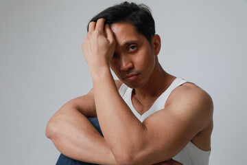 Obraz premium Portrait of seriuos asian man posing over white background looking at the camera.