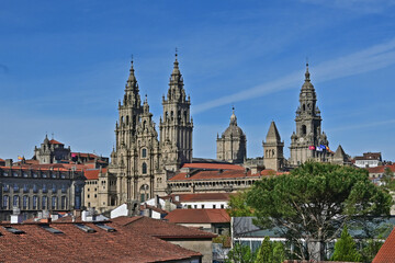 Fototapeta premium Santiago de Compostela, Galizia, panorama sulla cattedrale e la città antica dalla salita al Parque della Alameda - Spagna
