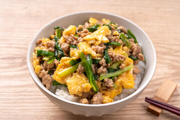 豚ひき肉とニラ玉の餡かけ丼