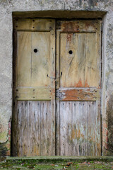 porta in legno che sorride