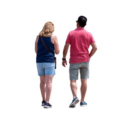 un homme et une femme vus de dos marchant en tenue estivale décontractée, femme en short et...