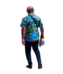 Fototapeta premium homme vu de dos, marchant en été, chemise colorée à motifs tropicaux, pantalon bleu foncé, chaussures noires, calvitie partielle et lunettes de soleil