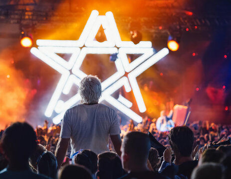 Concert de hard rock m&eacute;tal, sc&egrave;ne sous les projecteurs avec un pentagramme &eacute;clair&eacute;