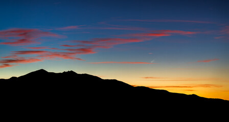 Tsuchinshan–ATLAS cometa durante el amanecer en la montaña