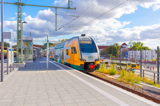 Der neu er&ouml;ffnete Bahnhof Berlin Sch&ouml;neweide mit Umsteigem&ouml;glichkeit zu den Regio Z&uuml;gen, Hier halten vor&uuml;bergehend auch die Z&uuml;ge des ODEG RE8 nach Rangsdorf Regionalbahn anschluss umland Berliner city