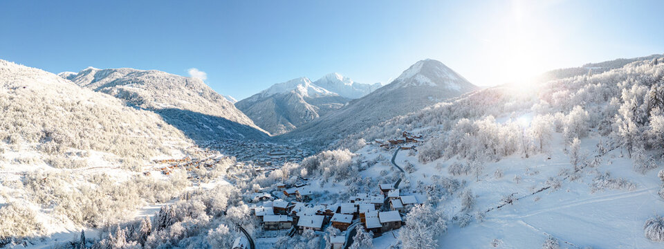 Vue sur la vall&eacute;e de Courchevel