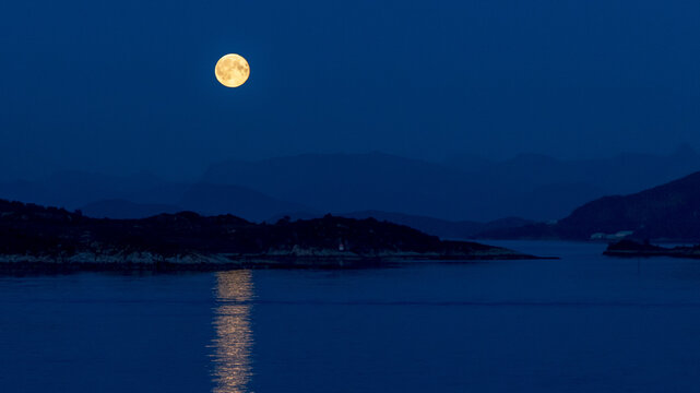 Der Supermond &uuml;ber dem Meer nahe Alesund