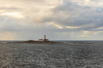 Der Leuchtturm von Bjørnøy im Herbstwetter