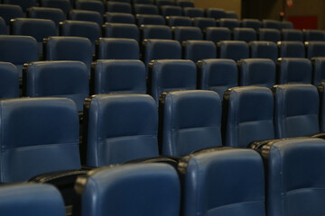 Obraz premium Fileiras de assentos vazios, de cor grafite, no teatro.