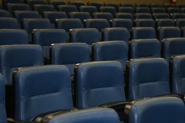 Obraz premium Fileiras de assentos vazios, de cor grafite, no teatro.