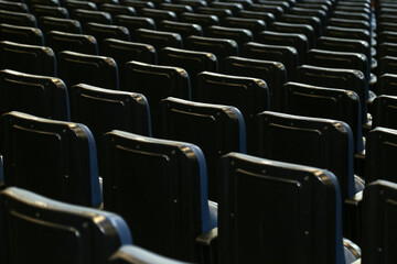 Obraz premium Fileiras de assentos vazios, de cor grafite, no teatro.