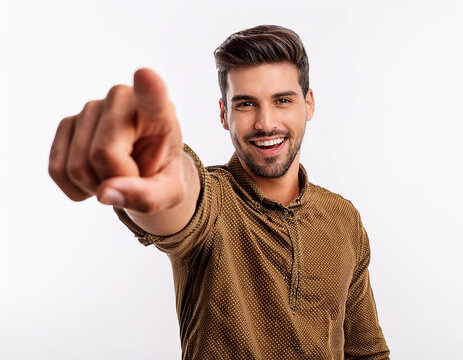 hombre joven sonriente se&ntilde;alando hacia el frente en concepto de exito, direccion o destino con un dedo sobre fondo blanco