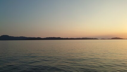 秋の夕方の海