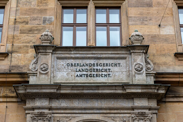 Die Fassade eines historischen Gebäudes in Bamberg zeigt die Inschrift „Oberlandesgericht,...