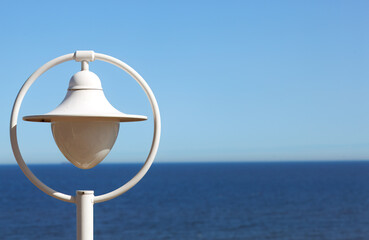 Lampe am Strand vor dem Meer